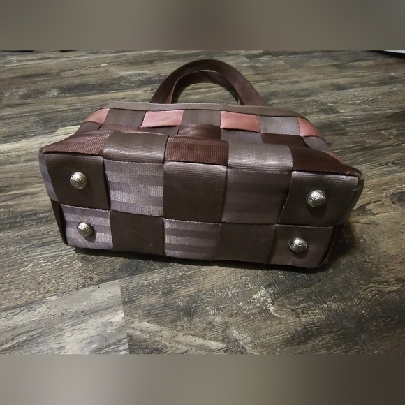 HARVEYS Limited Edition Seatbelt Bag - Picture 4 of 15